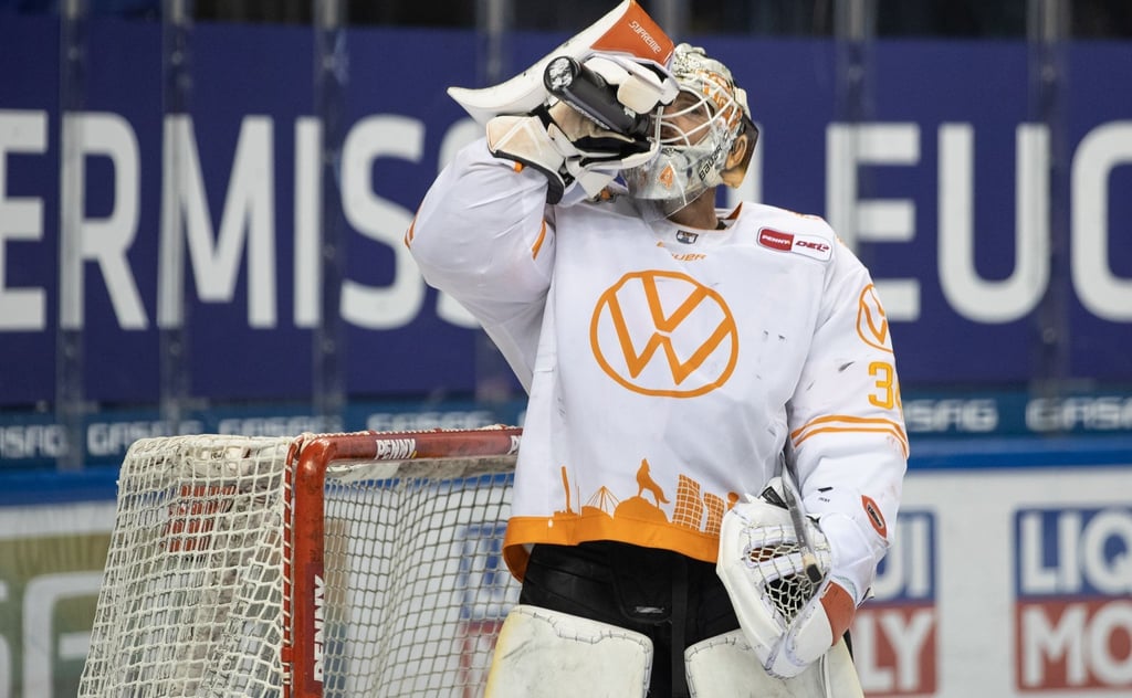 Wolfsburgs Torwart Chet Pickard trinkt auf dem Eis aus einer Flasche.