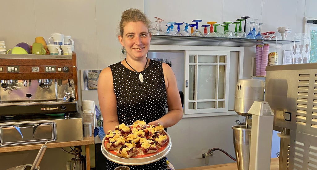 Betreiberin Pia Kettner aus Wernigerode startet mit einem Eiscafé in Röderhof einen Neuanfang. Neben selbstgemachtem Eis stehen unter anderem auch Kuchen und Torten auf der Speisekarte.