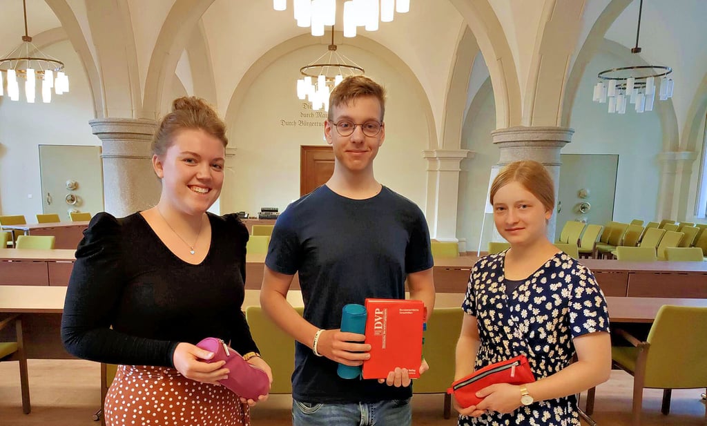 Die Auszubildenden Franziska Ostmann (links), Michael Diesing und Annika Dickmann beginnen in Bernburg ihre berufliche Karriere.