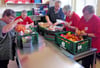 Bärbel Trenn (von links), Sigrid Friese, Jens Fuhrmann, Sylvia Janetzki und Carola Erxlebe sortieren die Lebensmittel der Tafel vor für die Kunden in Wanzleben. 