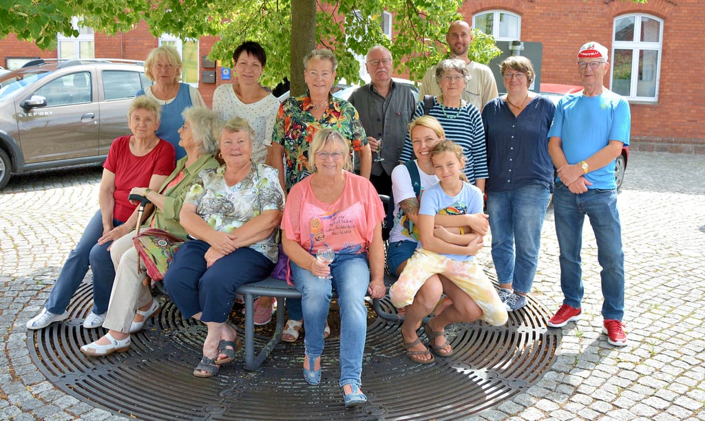 Die Malfrauen aus Seehausen und Krüden, Vertreter der Einzelhändler und Gäste eröffneten Am Markt gut gelaunt und bei strahlendem Sonnenschein die 2022er Sommerkunstmeile. Die etwas andere Ausstellung, die den Einkauf mit Kunstgenuss verbindet, findet zum sechsten Mal statt.