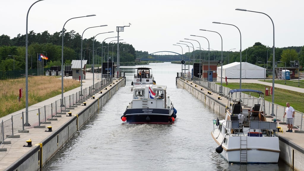 Sport- und Freizeitboote fahren auf dem Elbe-Havel-Kanal aus der Kammer der Schleuse Wusterwitz.