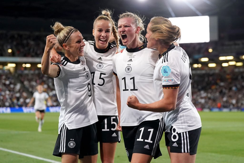 Alexandra Popp (2.vr) jubelt mit ihren Teamkolleginnen. Sie und vier weitere deutsche Spielerinnen wurden als Teil der beste WM-Elf ausgezeichnet.