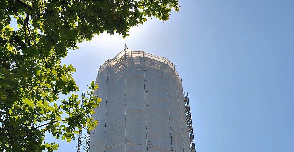Der eingerüstete Genthiner Wasserturm während der grundlegenden Sanierungsarbeiten im Sommer 2022.