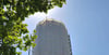 Der eingerüstete Genthiner Wasserturm während der grundlegenden Sanierungsarbeiten im Sommer 2022.