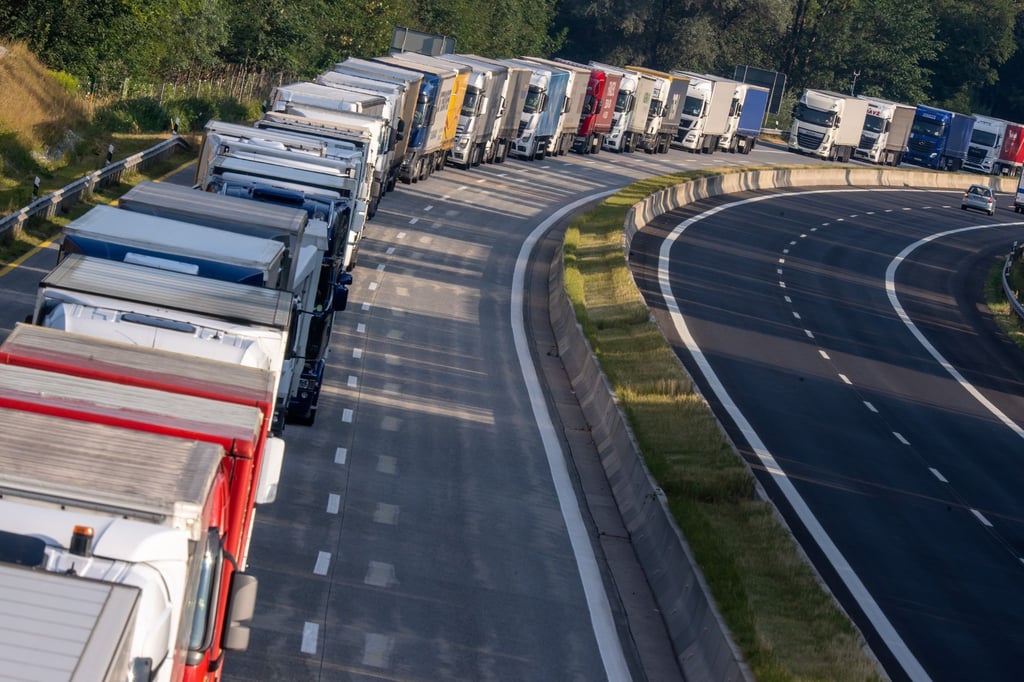 Vor nicht mal einer Woche trat das Lkw-Nachtfahrverbot auf der Inntalautobahn in Kraft. Nun gibt es erste Beschwerden.
