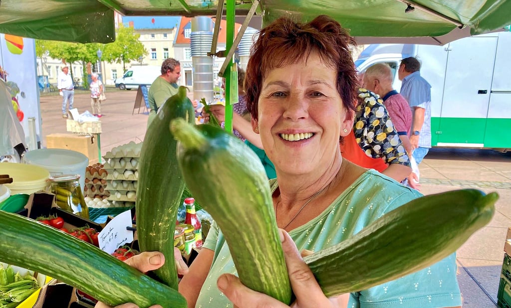 Marion Jänsch hilft ihrem Sohn Peter regelmäßig auf dem Bernburger Wochenmarkt aus.