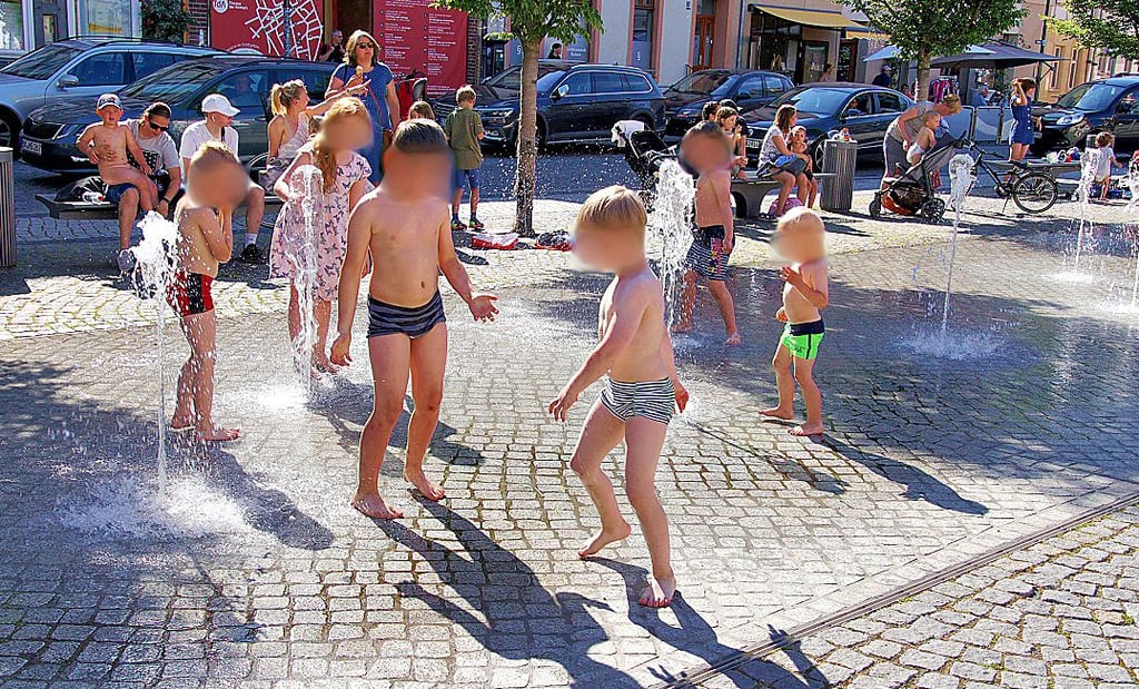 Im Wasserspiel auf dem Stendaler Marktplatz ist das Planschen nicht verboten. Kinder kühlen sich gerne hier ab.