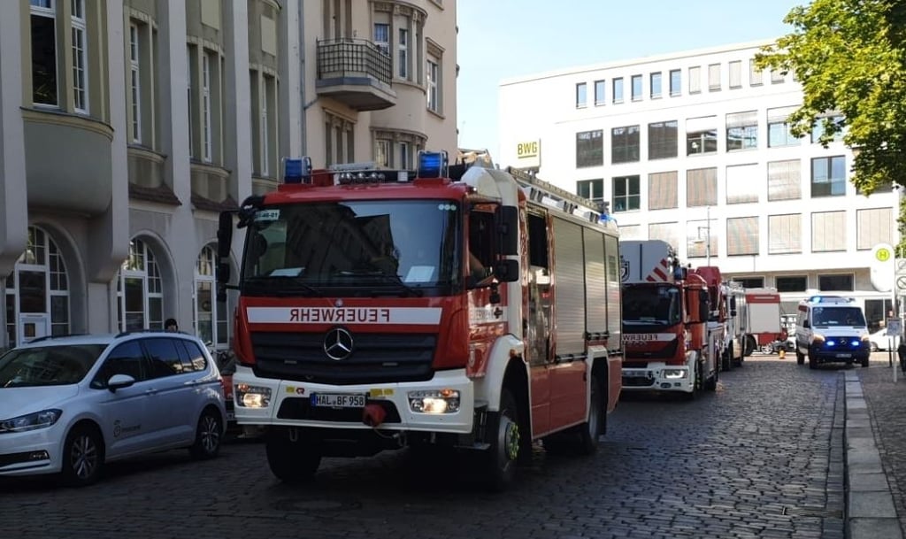 Einsatzkräfte vor der Stadtbibliothek am Hallmarkt.