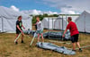 Das Team des Konfi-Camps - in der Mitte Projektleiterin Sabrina Zubke - am Montag beim Aufbau der Zelte 