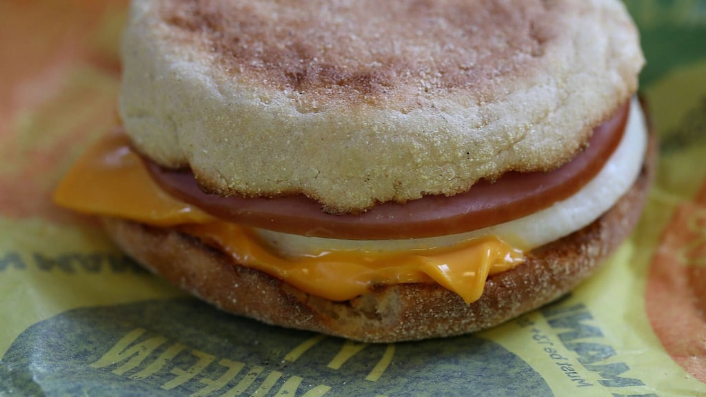 Ein indonesischer Urlauber musste am Flughafen in Australien eine hohe Geldstrafe zahlen. Der Grund war ein McDonalds-Burger in seinem Gepäck.
