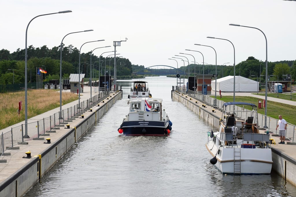 Sport- und Freizeitboote fahren auf dem Elbe-Havel-Kanal aus der Kammer der Schleuse Wusterwitz.