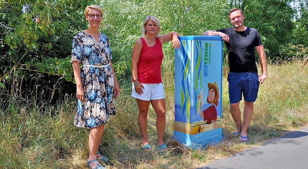 Zweckverbandsgeschäftsführerin Tina Kretschmer, Melanie und ihr Schwager Ronny Claus (v.l.) an einem der sieben Stromkästen am Rundweg.
