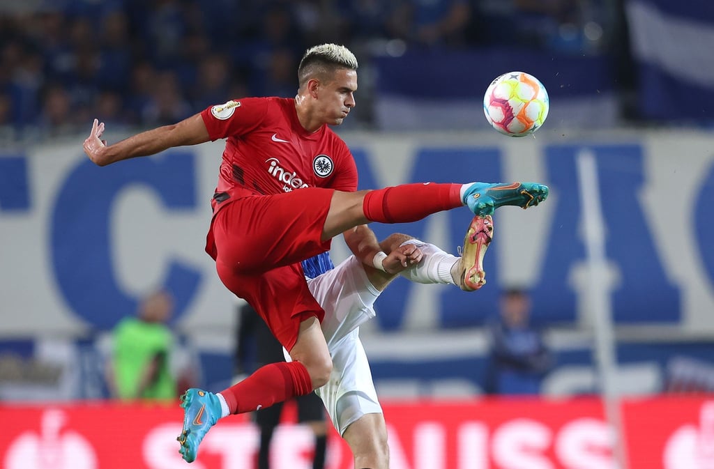 Frankfurts Rafael Borré klärt den Ball.