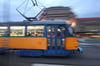 Ein Frau ist in Leipzig von einer Straßenbahn erfasst worden und dabei ums Leben gekommen.