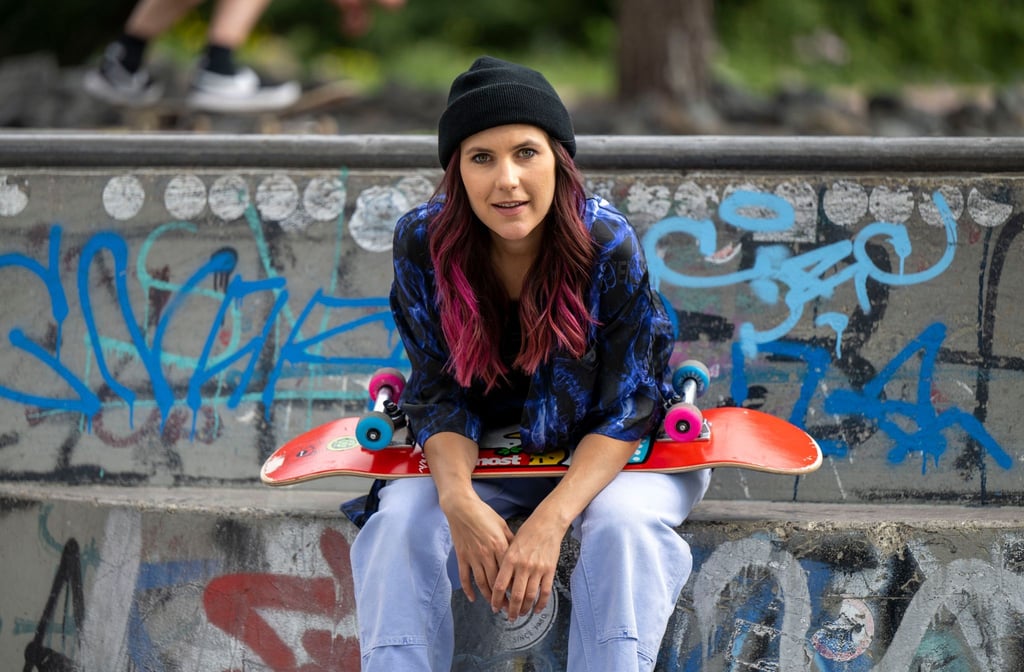 Elisabeth Furtwängler sitzt mit ihrem Skateboard im Berliner Skatepark Gleisdreieck.