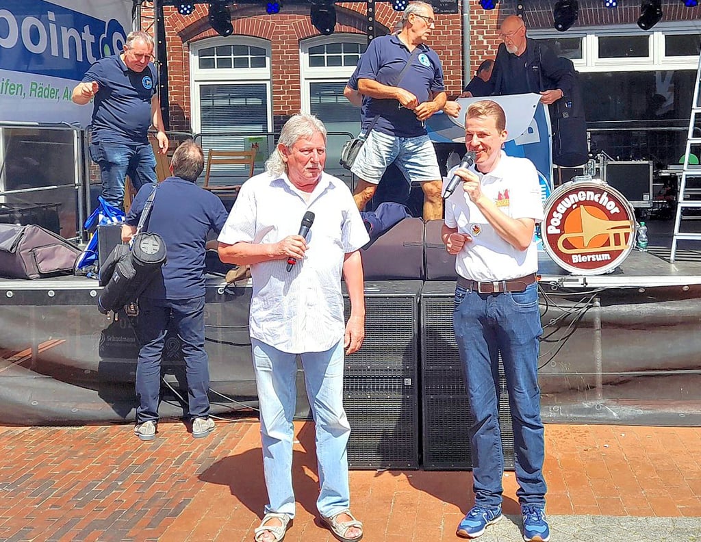 Der Barleber Franz-Ulrich Keindorff (links) vertrat während des Wittmunder Bürgermarktes in Ostfriesland die Delegation aus der Börde auf der Festbühne.