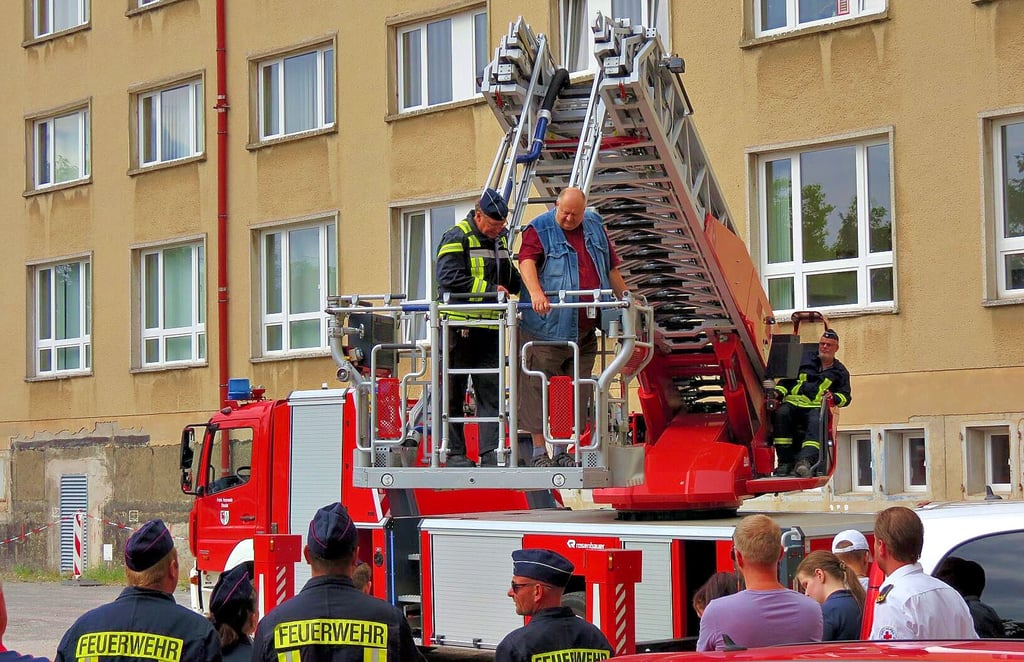 Zum Abschied ging es für Peter Trotno hoch hinaus. Die Feuerwehr Stendal hat den 64-Jährigen mit einer Drehleiter auf Dachhöhe des Hufelandhauses gefahren, damit er seinen alten Arbeitsplatz nochmal von oben sehen konnte.