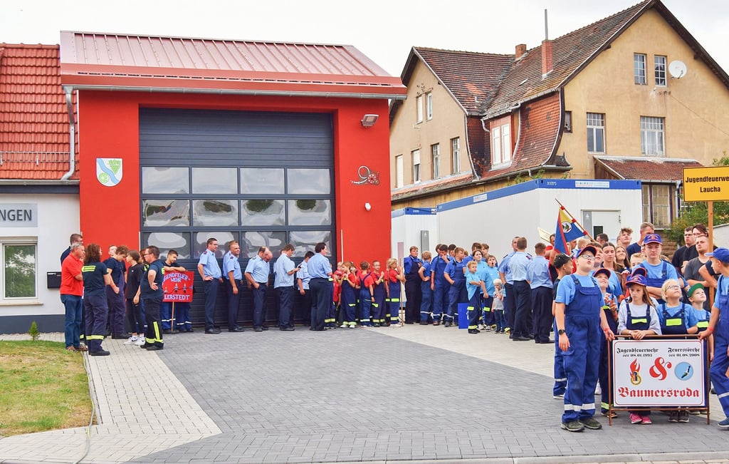 Zum Einzug ins Zeltlager nahmen Kinder und Jugendliche Aufstellung am Feuerwehrhaus Wangen.