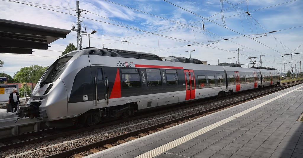 Diese Abellio-Züge rollen zwischen Halle und Kassel - bei Sangerhausen wegen des Tauschs beschädigter Schwellen nur eingleisig. Abellio rechnet mit Verspätungen bis zu 50 Minuten.