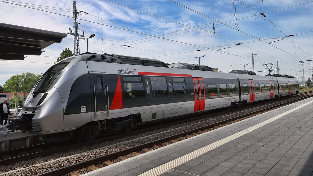 Diese Abellio-Züge rollen zwischen Halle und Kassel - bei Sangerhausen wegen des Tauschs beschädigter Schwellen nur eingleisig. Abellio rechnet mit Verspätungen bis zu 50 Minuten.
