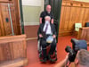 Im Rollstuhl wurde der 87-jährige Angeklagte zum Prozessauftakt am Dienstag (2. August 2022) in den Gerichtssaal des Magdeburger Landgerichtes gebracht.