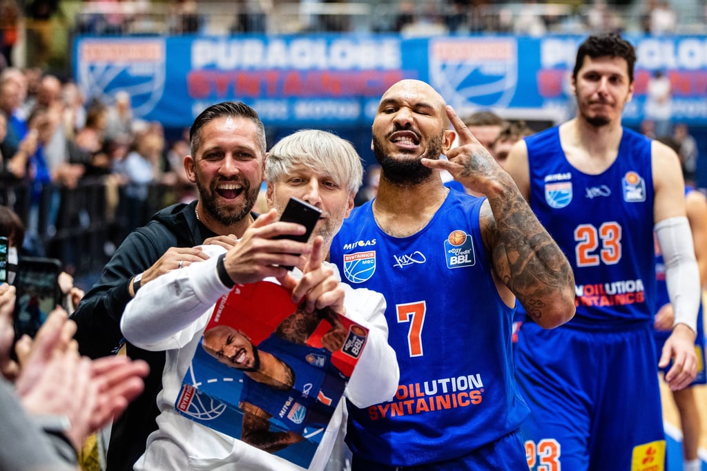 Das neue MBC-Team um Sergio Kerusch (Nr. 7) übergibt diesmal persönlich die Dauerkarten an die Fans.
