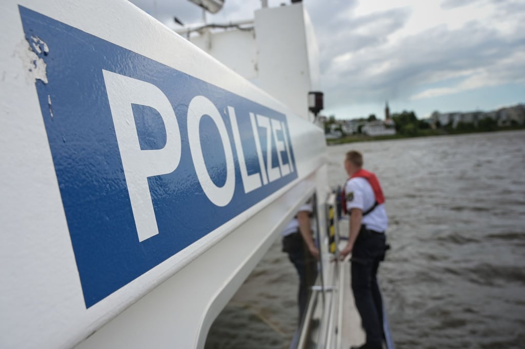 Der 73-Jährige habe laut Zeugenberichten am Dienstag Schwierigkeiten beim sicheren Anlegen des 57 Meter langen Gütermotorschiffs gehabt, teilte die Wasserschutzpolizei mit.
