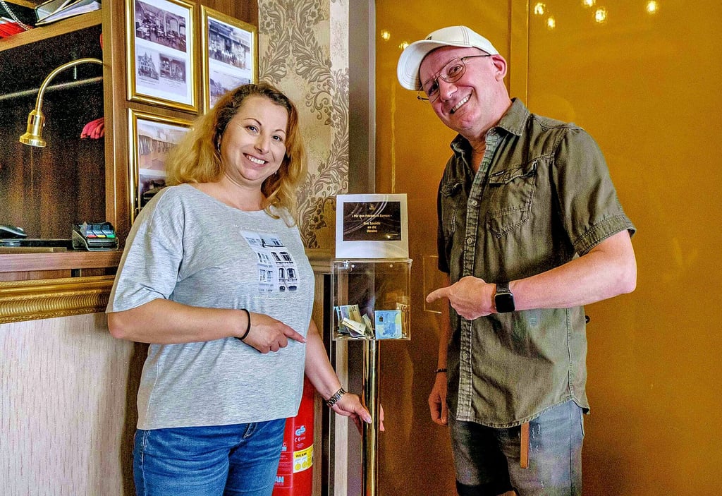 Martha Altmann und Stefan Schneegaß vom Clack-Theater Wittenberg: Dort werden nach wie vor Spenden für die Ukraine gesammelt.