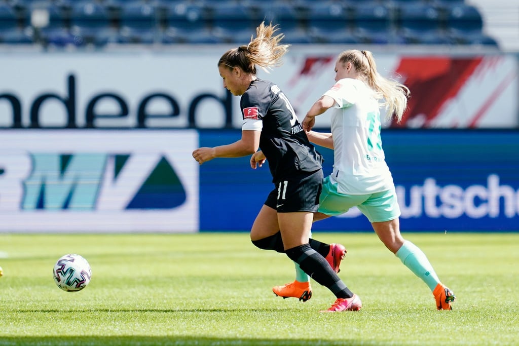 Tanja Pawollek (l) in Aktion für Eintracht Frankfurt.