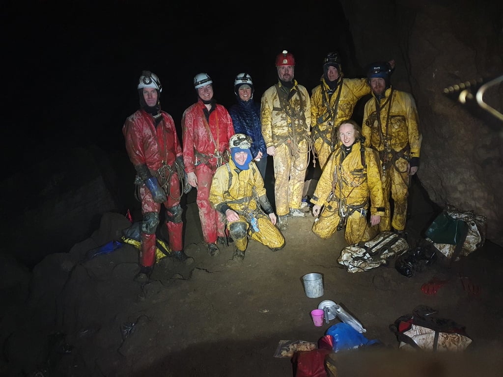 Das neunköpfige Elite-Team der Southern Tasmanian Caverneers stellte in den Höhlensystemen Niggly und Growling Swallet in Tasmanien einen neuen Rekord für die tiefste Höhle Australiens auf.