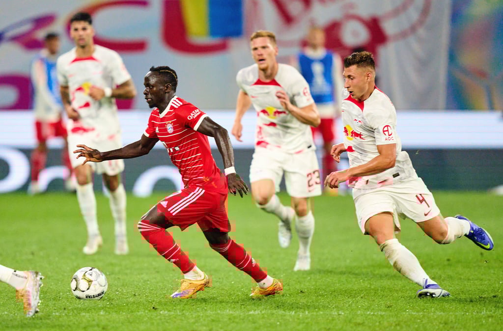 Sadio Mané am Ball, Willi Orban auf der Jagd.