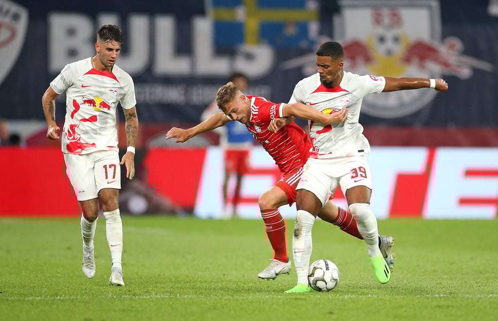Dominik Szoboszlai und Benjamin Henrichs im Spiel gegen den FC Bayern München.