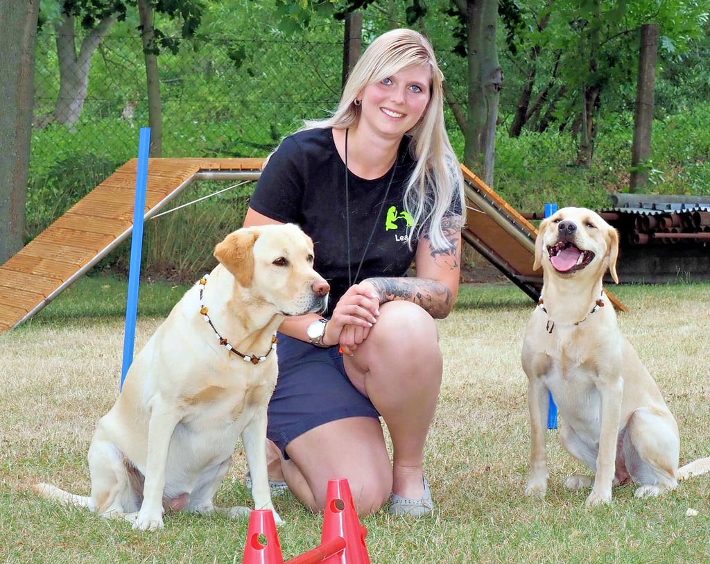 Lea Storbeck auf dem Trainingsgelände mit ihren Hündinnen Lotte und Ruby.