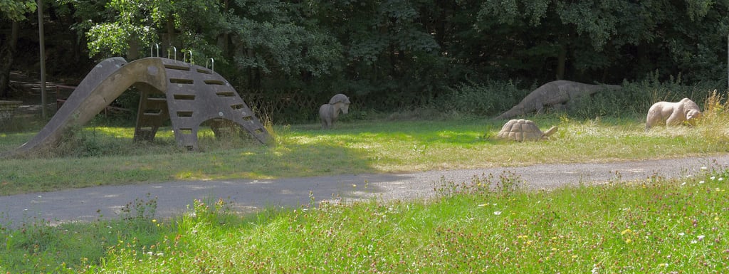 Ein Elefant, ein Pferd, eine Schildkröte, ein Krokodil und ein Bär gehören zum Ensemble.