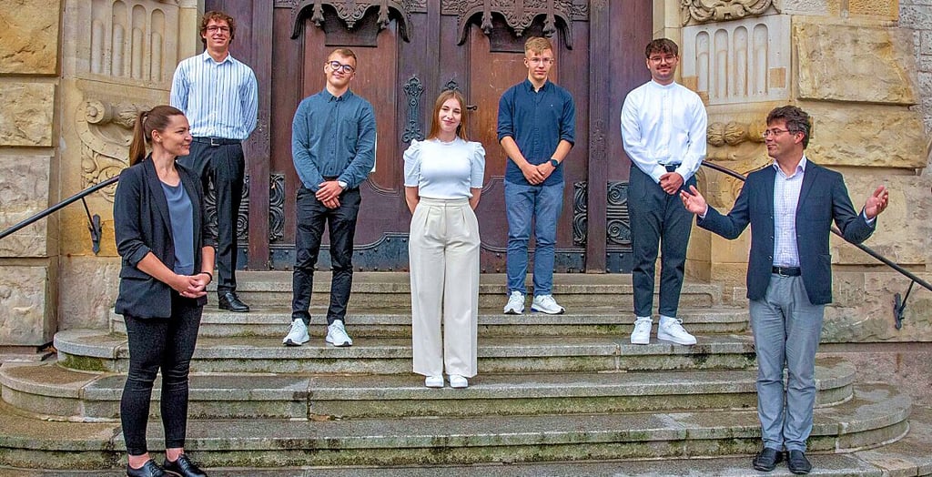 Die neuen Azubis im Rathaus: Philip Schulnies, Matheo Siebenhüner, Inessa Gensch, Hendrik Vogelsberg und Jacob Stolze, begleitet von Anja Rathmann (li.) und Oberbürgermeister Robert Reck (r.).