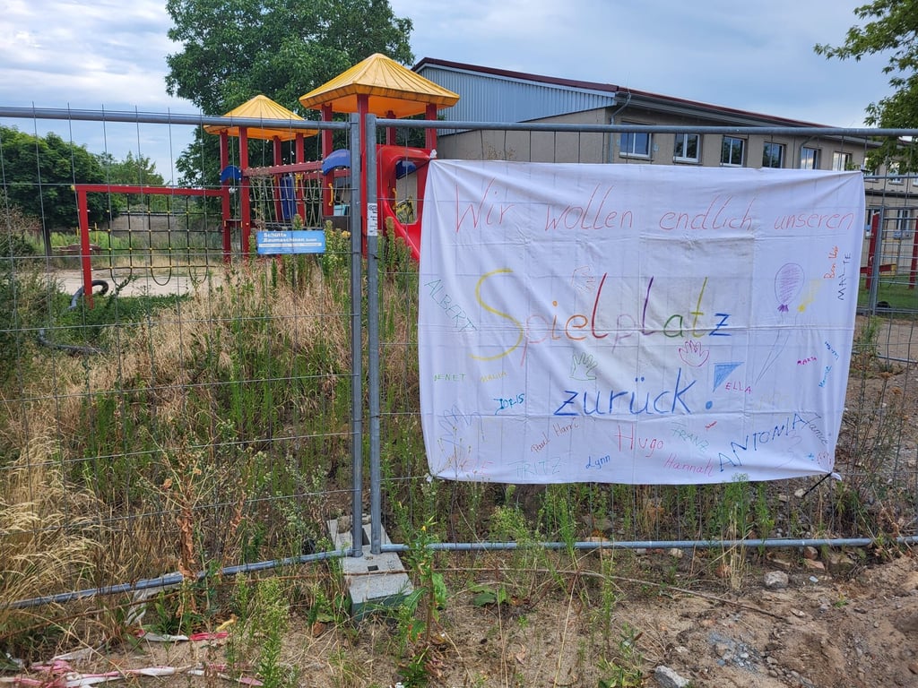 Wegen der Baumaßnahme in der Grundschule Brunau musste für die Bauzeit auch der angrenzende Spielplatz gesperrt werden. Die Kinder des Ortes fordern nun ihren Spielplatz für sich zurück. Sie möchten dort wieder spielen.