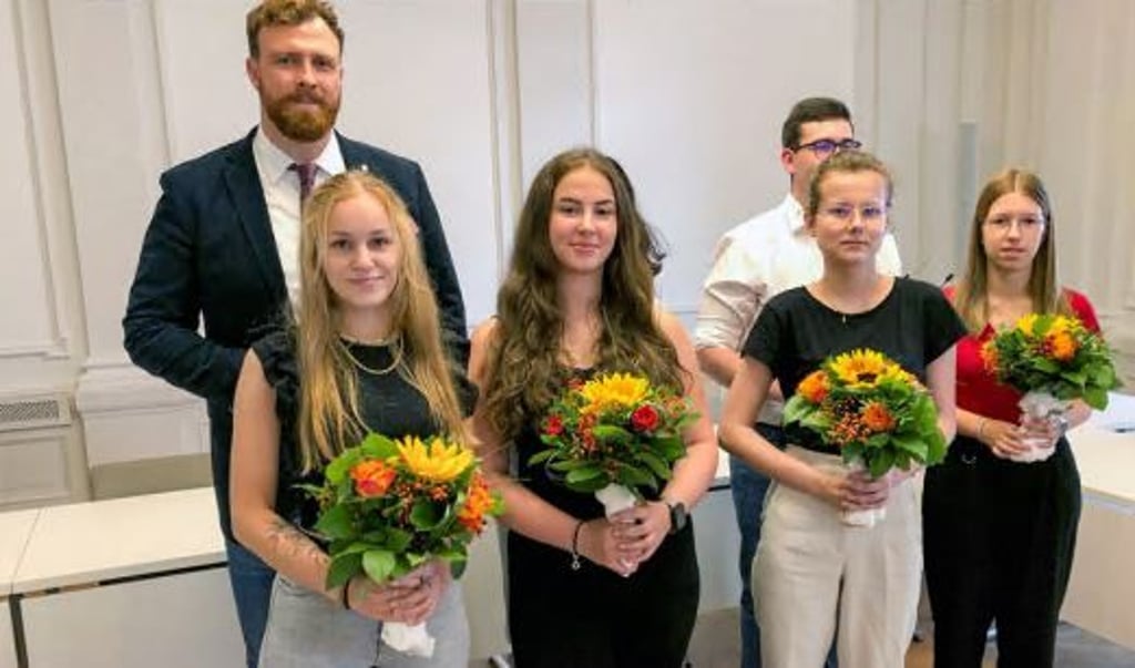 Haben gemeinsam neu angefangen: die Auszubildenden Patrizia Schulz, Leonie Bauer, Laura Werner und Lena Marie Scheffs (vorn, v. li.) sowie Oberbürgermeister Martin Papke (hinten, li.) und Azubi Dustin Hudl.