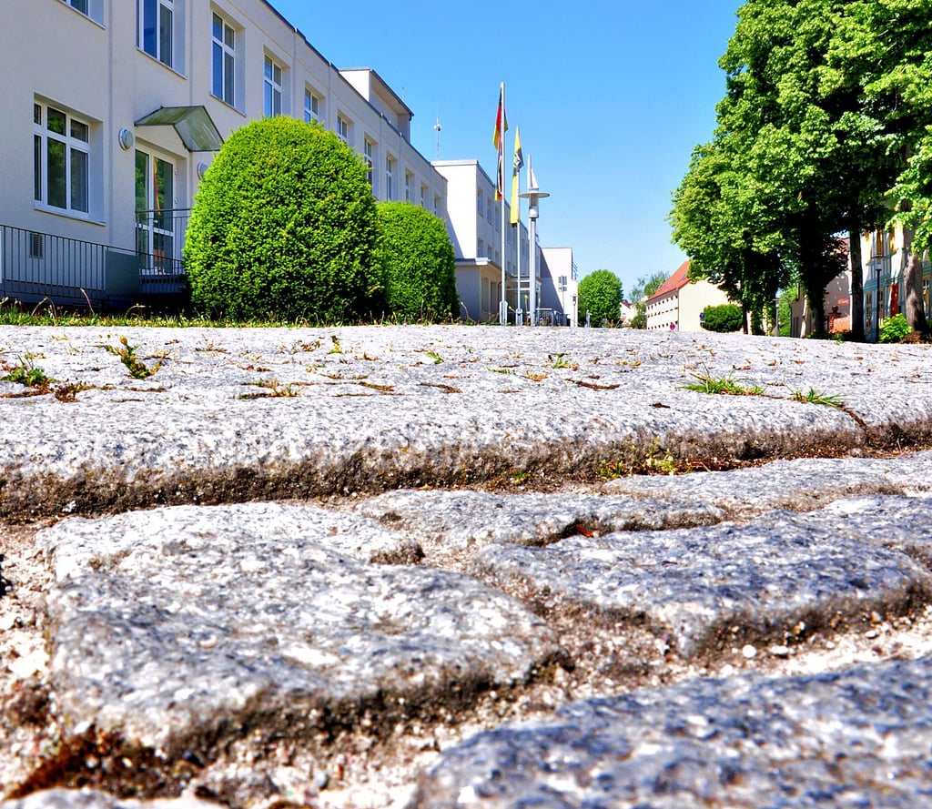 Überall dasselbe Bild: Bordstein abgeflacht, aber nicht barrierefrei – am KMG-Seniorenheim oder in der Havelberger Innenstadt. Oft sind auch Abstände zwischen den Pflastersteinen sehr groß.