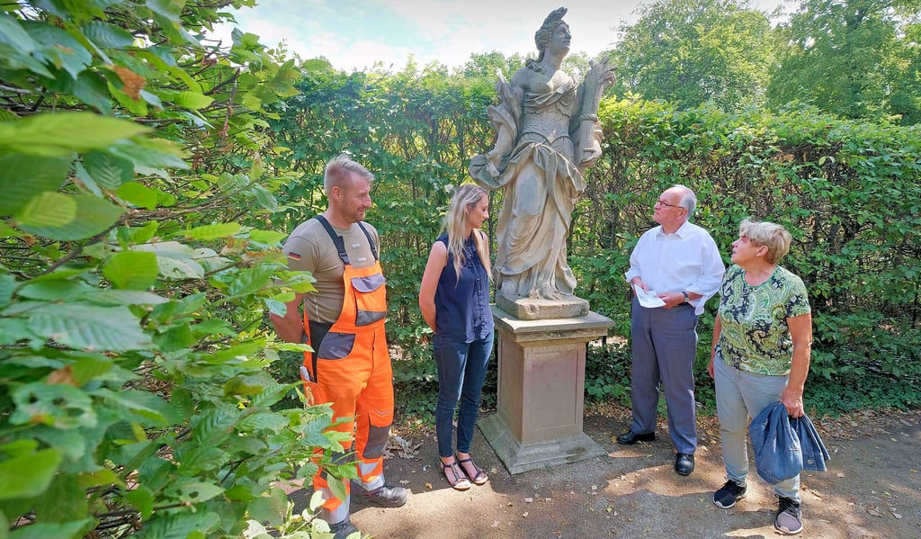 Enrico Schulz und Maret Römmling von der Stadtverwaltung Raguhn-Jeßnitz (l.) sowie Hausherrin Gudrun Dietsch führen den Gartenträume-Vorstand Hermann Onko Aeikens gern mal in die Altjeßnitzer Irre.   
