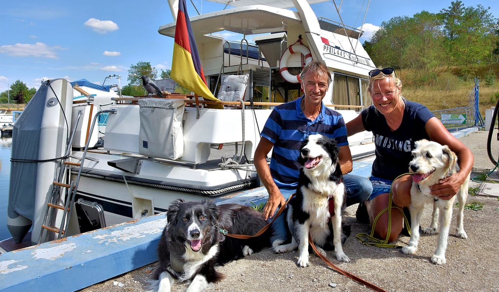 Andreas Roßdeutscher und Katrin Sarunski machen einen Zwischenstopp im Calvörder Hafen. Das Paar nutzt den Landgang, um Diesel für die Heimreise zu kaufen und um mit den Hunden eine Runde in der idyllischen Landschaft zu drehen.