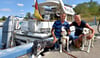 Andreas Roßdeutscher und Katrin Sarunski  machen einen Zwischenstopp im Calvörder Hafen. Das Paar nutzt den Landgang, um Diesel für die Heimreise zu kaufen und um mit den Hunden eine Runde in der idyllischen Landschaft zu drehen.
