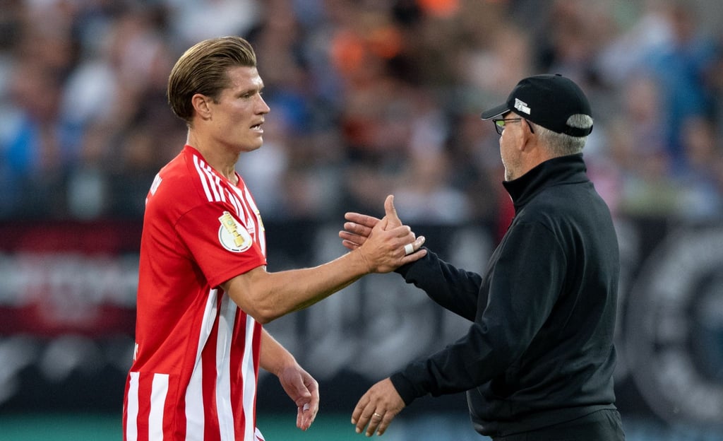 Berlins Kevin Behrens und Coach Urs Fischer nach dem Spiel.