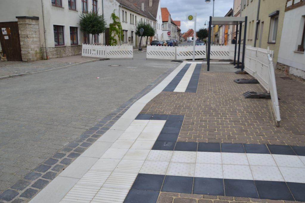 In der Grabenstraße in Magdeburg gibt es eine barrierefreie Bushaltestelle. An dieser ist neben der abgeflachten Bordsteine für Rollstuhlfahrer auch ein Leitsystem für blinde Menschen erkennbar.