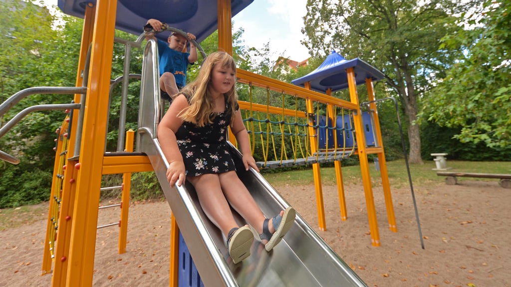 Leni und ihr kleiner Bruder Lio mögen die rasante Rutsche auf dem Spielplatz am Apothekergraben.