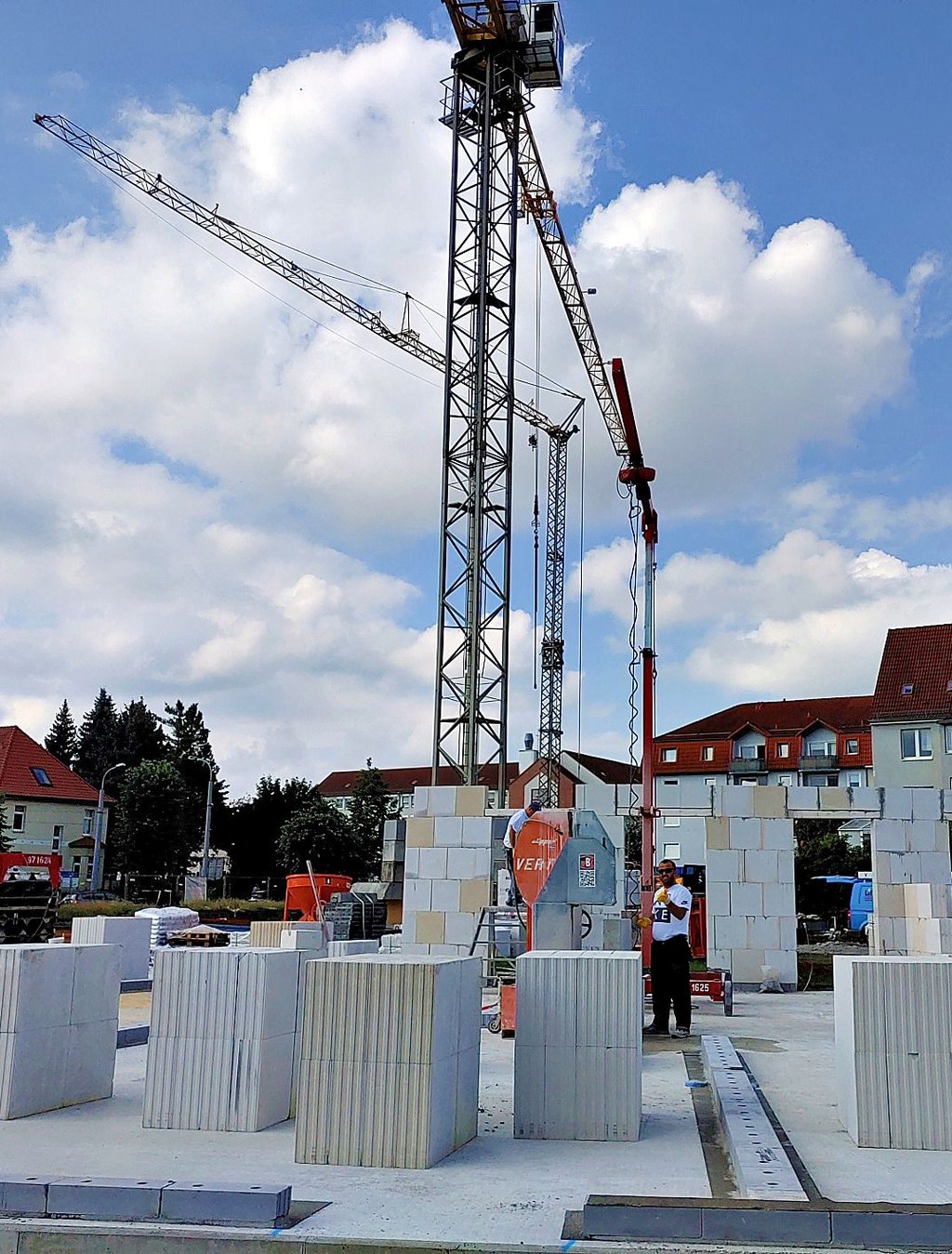 Bauen wird wegen gestiegener Materialkosten und Zinsen immer teurer und für viele mittlerweile unbezahlbar.