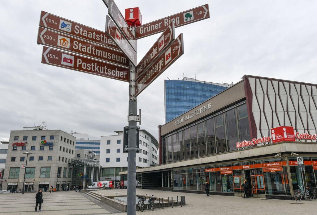 Ein Wegweiser steht unweit der Stadthalle im Stadtzentrum.