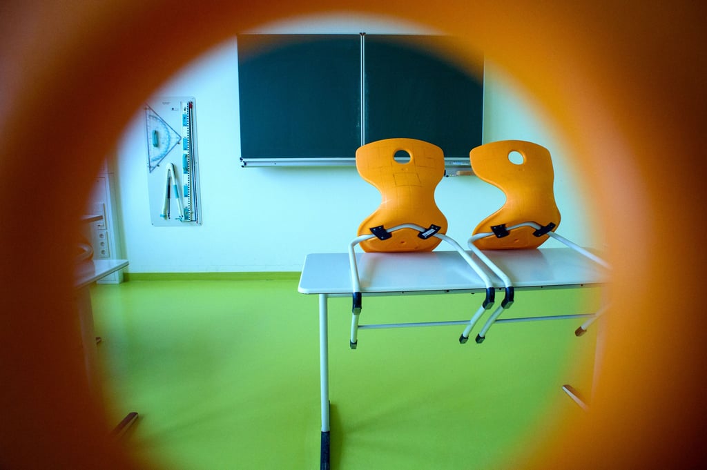 Stühle stehen in einem leeren Klassenzimmer der Sekundarschule Karl-Marx in Gardeleben auf einem Tisch: Die Sekundarschulen im Land hatten zuletzt eine Unterrichtsversorgung von 88,9 Prozent. Laut einer Berechnung der Linken fehlten mehr als 500 Pädagogen.