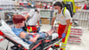 Rettungssanitäter Carlo Wernecke (31) und Notfallsanitäterin (35) Sabrina Eggert versorgen eine krampfende Patientin in einem Magdeburger Schuhgeschäft. In diesem Notfall spielte eine epileptische Vorerkrankung eine Rolle. 