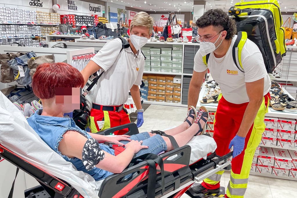 Rettungssanitäter Carlo Wernecke (31) und Notfallsanitäterin (35) Sabrina Eggert versorgen eine krampfende Patientin in einem Magdeburger Schuhgeschäft. In diesem Notfall spielte eine epileptische Vorerkrankung eine Rolle.